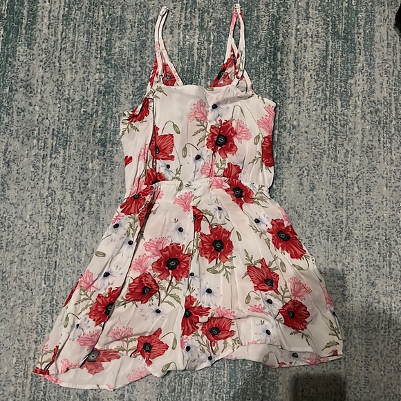H&M. Floral Romper. Adjustable straps. Pockets. - Picture 2 of 2